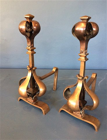 OI1078 ARTS & CRAFTS PAIR OF COPPER FIREDOGS