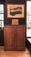 F855 ARTS & CRAFTS OAK CABINET WITH FITTED INTERIOR